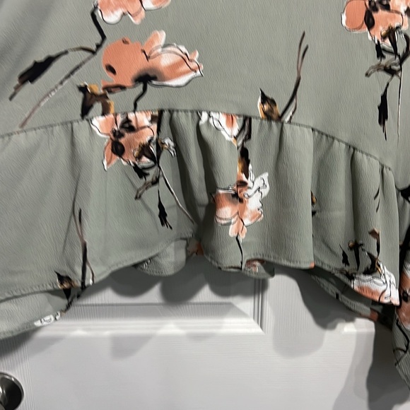 Gibson Women’s Gray Floral Scoop-Neck Bell-Sleeve  Top -  Size Large - Picture 4 of 7